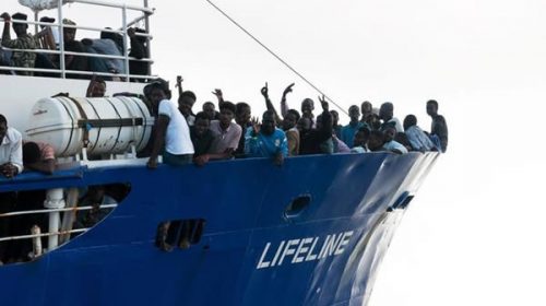 El barco de rescate ‘Lifeline’, en el limbo