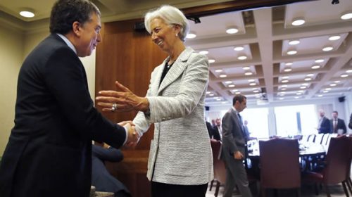 El Gobierno se comprometió ante el FMI a bajar subsidios y echar empleados públicos
