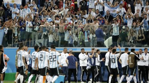 La noche sin fin en San Petersburgo: los festejos por la clasificación y el grupo de hinchas que no se quería ir del estadio