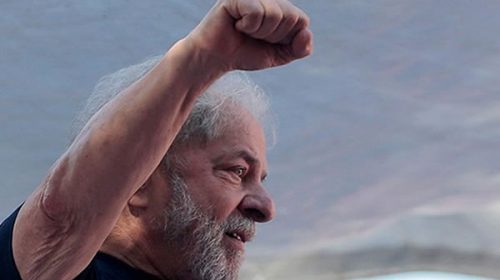 Aún preso, Lula sigue liderando los sondeos