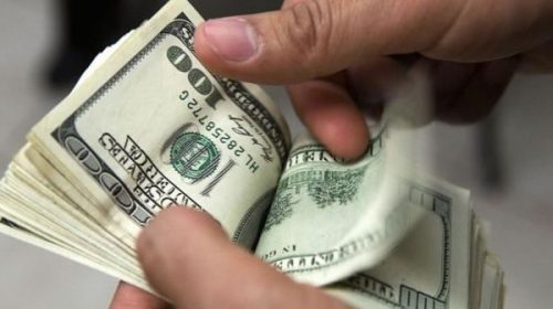El dólar bajó 44 centavos y cerró la semana a 27,75 pesos