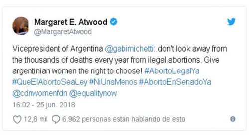 La escritora Margaret Atwood reclamó a Michetti que “otorgue a las mujeres el derecho a decidir”