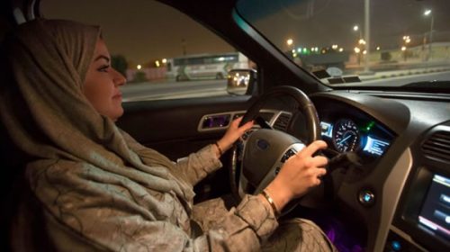 Las mujeres de Arabia Saudita manejan autos por primera vez en 30 años