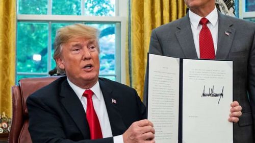 Trump rectifica y firma una orden para frenar la separación de niños y familias migrantes sin papeles