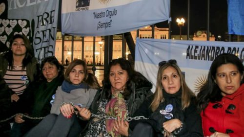 Mujeres encadenadas en reclamo por la búsqueda del ARA San Juan