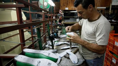 Empresarios textiles y del calzado exigen al Gobierno batería de medidas para reactivar la actividad