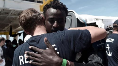 Bruselas anuncia 25 millones de euros en ayudas a España para asistir a los migrantes