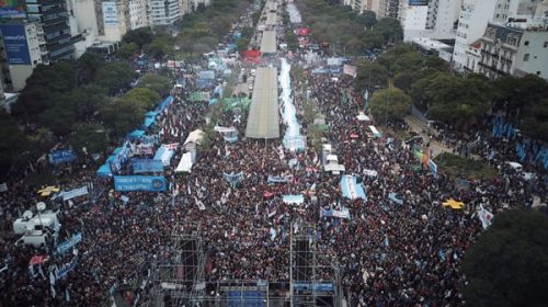 Miles de manifestantes protestaron en la Avenida 9 de Julio por el acuerdo con el FMI