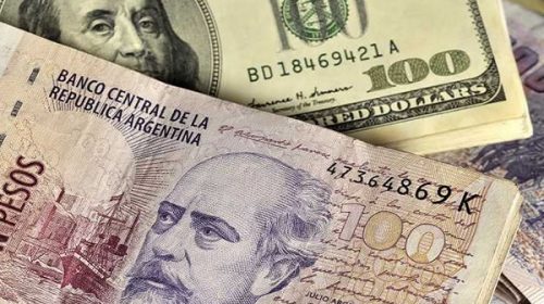 El peso, a contramano de sus pares de la región y el mundo