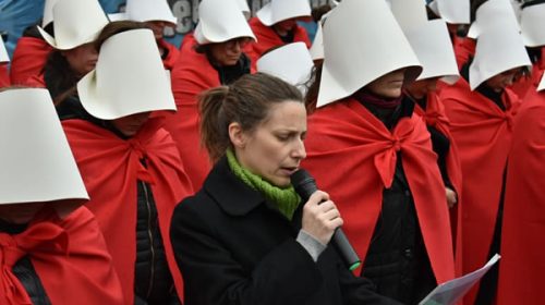 “¡Aborto legal ya!”: el grito de las cien “criadas” frente al Congreso Nacional