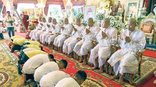 Doce de los trece jóvenes de los Jabalíes Salvajes, en un templo budista