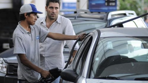 Más presión sobre la inflación: YPF y Axion aumentaron sus combustibles