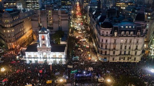 La multitudinaria Marcha Federal Universitaria en contra del ajuste colmó la Plaza de Mayo