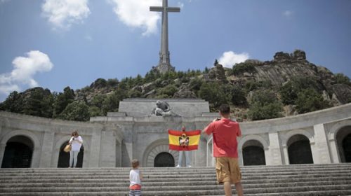 Histórico: España inicia un proceso para exhumar los restos de Franco