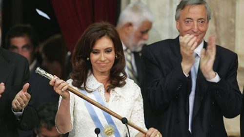 Marcha atrás: Bonadio ordenó devolver a Cristina las bandas y bastones presidenciales