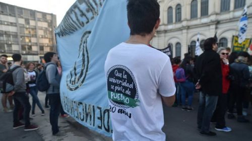 Estudiantes universitarios se movilizaron en Paraná en defensa de la educación pública