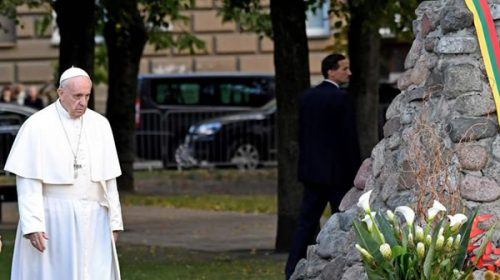 Francisco: “Nunca más seguir los cantos de sirena de la ideología nazi”