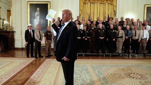 Trump habló de “traición” tras la publicación de una dura columna de un funcionario en el Times