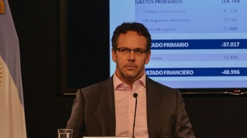 Sandleris guarda en el exterior casi la mitad de su dinero