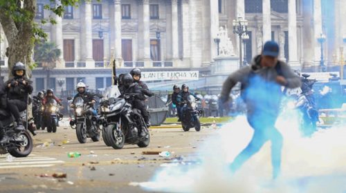 Violenta represión a manifestantes que protestaban contra el Presupuesto Violenta represión a manifestantes que protestaban contra el Presupuesto