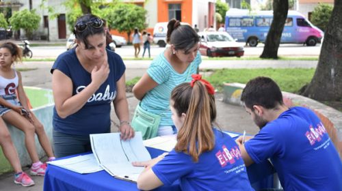 El Becariomóvil inicia un recorrido por 50 localidades para distribuir solicitudes de becas El Becariomóvil inicia un recorrido por 50 localidades para distribuir solicitudes de becas