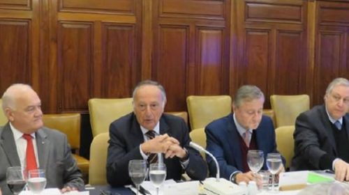 La industria lleva al Congreso un plan para suavizar la recesión