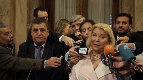 Carrió no pudo asumir una comisión y estalló contra el PJ