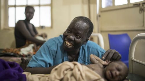 El médico de Sudán del Sur que cuida a 144 mil refugiados