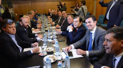 Macri se abraza a los gobernadores del PJ para asegurar el Presupuesto Macri se abraza a los gobernadores del PJ para asegurar el Presupuesto