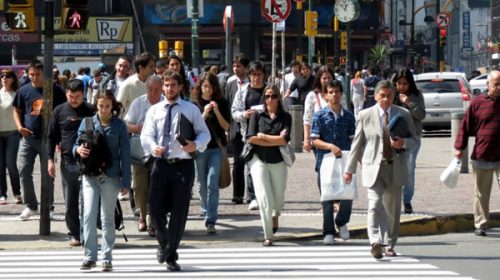 La confianza del consumidor cayó en octubre a su nivel más bajo desde 2002