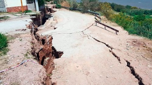Una grieta amenaza con hundir un barrio de Villa Diamante