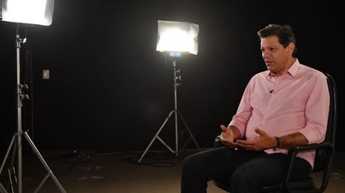 Haddad se corre de los símbolos del PT para buscar el voto de centro