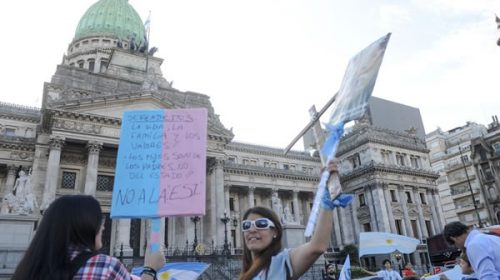 Las agrupaciones antiderechos organizaron una movida frente al Congreso para reclamar contra la ESI