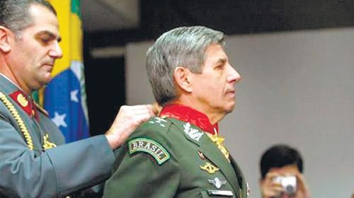 Un gabinete brasileño color verde militar