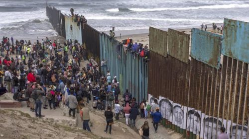 La caravana migrante llegó al muro de Trump La caravana migrante llegó al muro de Trump