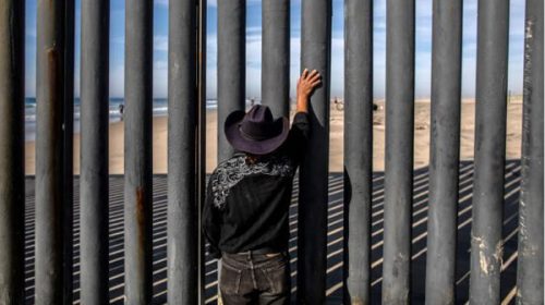 Trump afirmó que no dejará pasar a migrantes y autorizó a dispararles Trump afirmó que no dejará pasar a migrantes y autorizó a dispararles