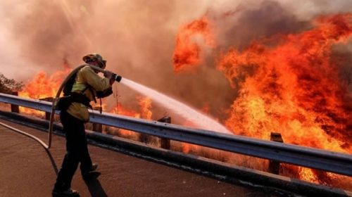 Apenas con una parte controlada, el fuego en California ya suma 63 muertos Apenas con una parte controlada, el fuego en California ya suma 63 muertos