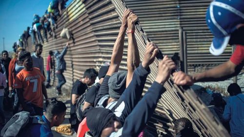 En Tijuana, unos 500 migrantes intentaron pasar a EE.UU. En Tijuana, unos 500 migrantes intentaron pasar a EE.UU.