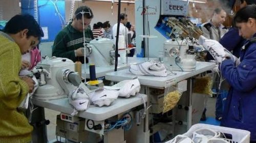 Cierra una planta de zapatillas Adidas y fabricante de Nike despide empleados