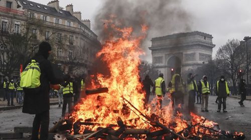 El gobierno francés evalúa dictar el estado de emergencia para frenar la violencia