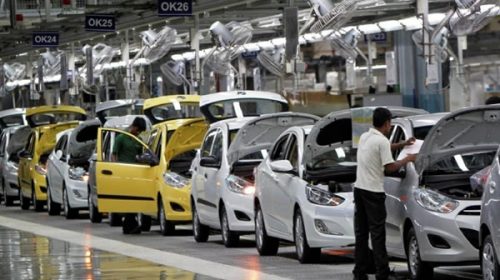 Por tercer mes consecutivo cayó la producción de autos