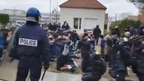 Polémica en Francia, policía hace arrodillar a estudiantes