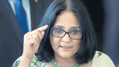 Bolsonaro defiende a la evangelista Damares Alves pese a los antecedentes de la designada para Familia