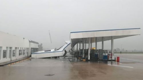 Se desplomó el techo de una estación de servicios producto de fuertes vientos