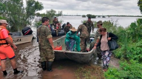 Intensifican la asistencia a los inundados en cuatro provincias