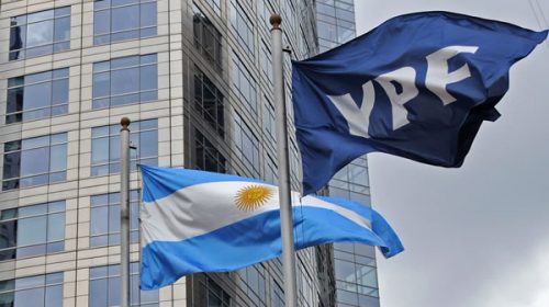 Estatización de YPF: jueza norteamericana falló a favor de fondos buitre contra Argentina