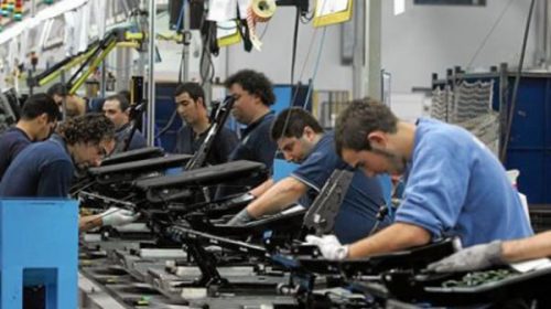 El salario real  sumó una caída real de 13,6%