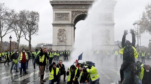 Los “chalecos amarillos” desoyen convocatoria de Macron y vuelven a protestar