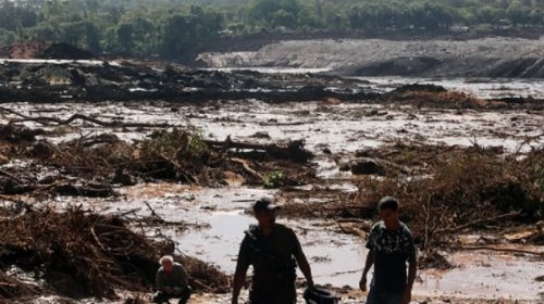 Ascienden a 58 los muertos por la avalancha y hay más de 300 desaparecidos en Brasil
