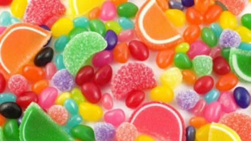 La Anmat prohibió una marca de golosinas y varios productos cosméticos